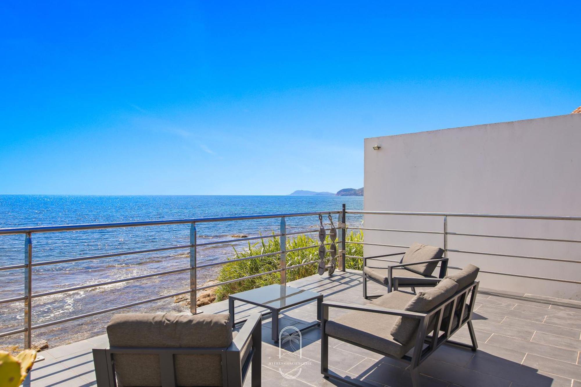 Maison Sur L'Eau-Hyeres-Almanarre-Parkings Clim Wifi By Hc المظهر الخارجي الصورة