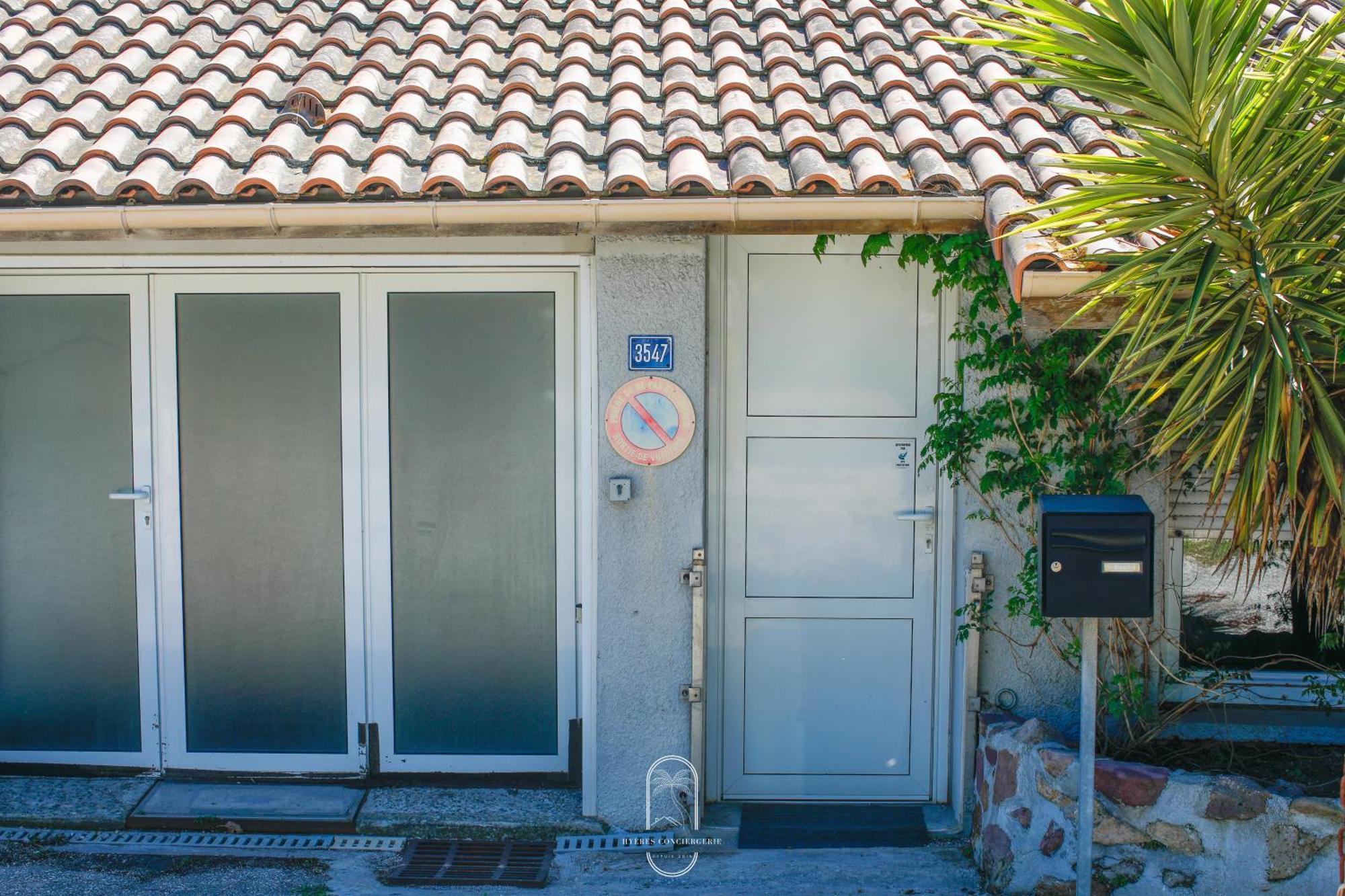 Maison Sur L'Eau-Hyeres-Almanarre-Parkings Clim Wifi By Hc المظهر الخارجي الصورة