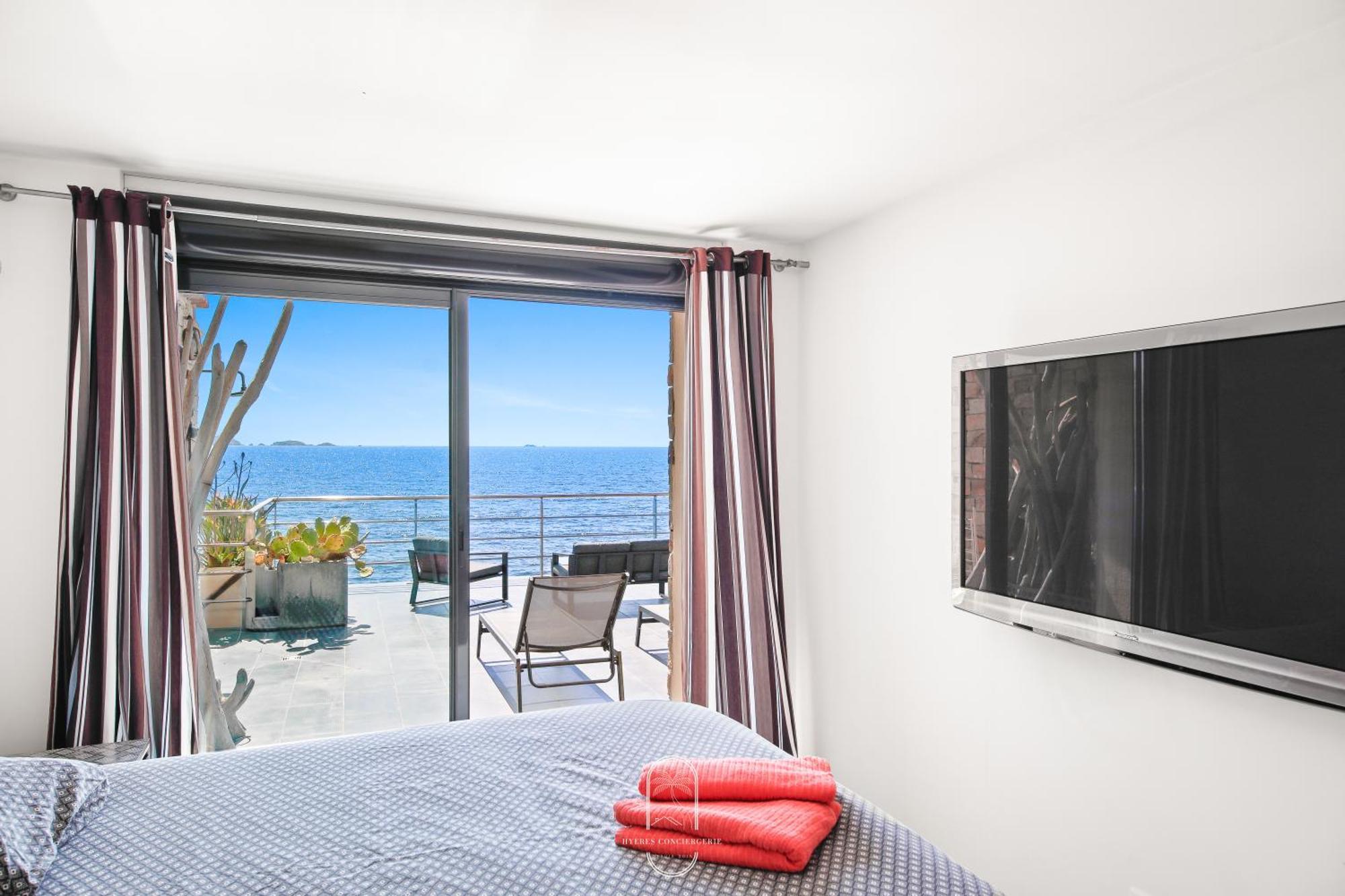 Maison Sur L'Eau-Hyeres-Almanarre-Parkings Clim Wifi By Hc المظهر الخارجي الصورة
